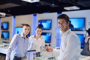 Image showing people buy  in consumer electronics store