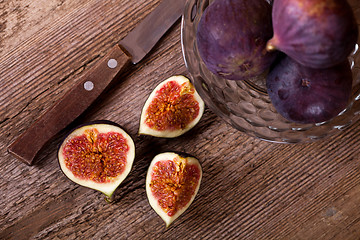 Image showing fresh figs and old knife