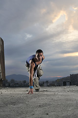 Image showing man on the start position ready to run