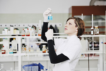 Image showing young woman in lab 