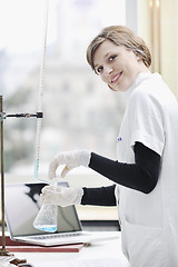 Image showing young woman in lab 