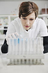 Image showing young woman in lab 