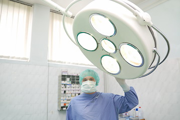 Image showing surgeon in surgery room