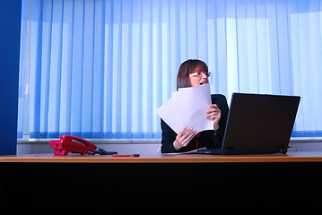 Image showing .angry businesswoman holding documents