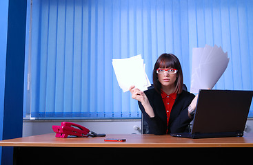 Image showing .angry businesswoman holding documents