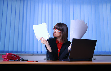 Image showing .angry businesswoman holding documents