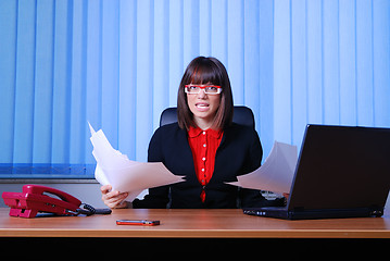 Image showing .angry businesswoman holding documents