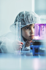 Image showing little child scientist in lab