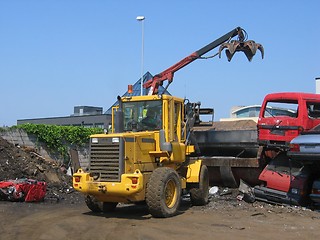 Image showing Loading car into crusher