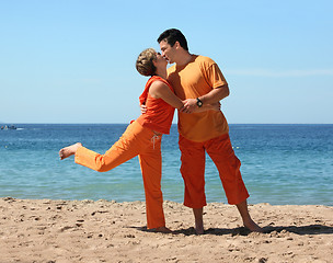 Image showing Kissing on the beach