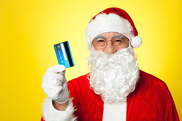 Image showing Aged man in Santa clothing ready to shop