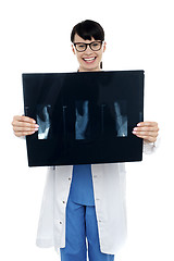 Image showing Doctor displaying x-ray report of thumb finger