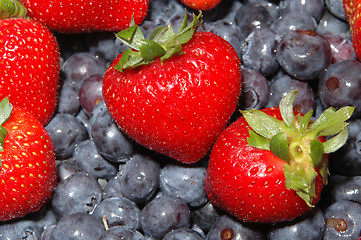 Image showing blueberries strawberries