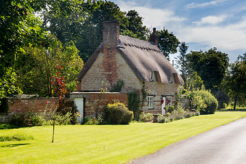 Image showing Old cotswold stone house in Honington