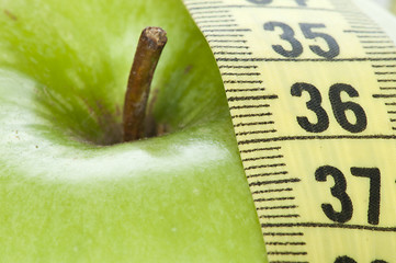 Image showing Geen apple and centimeter