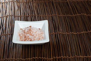 Image showing Himalayan natural pink and white salt in a bowl