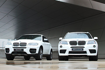 Image showing Two white BMW X-series