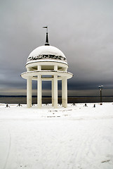 Image showing Rotunda on winter lake 