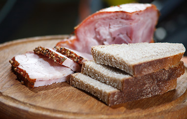 Image showing sliced ??bread and meat on the board