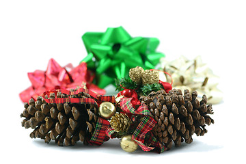 Image showing pine cones and bows