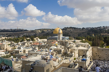 Image showing Gold cupola of the mosque of Omar on The Temple mountain in Jeru