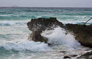 Image showing Waves hittinfg rock