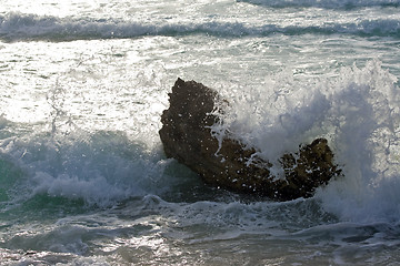 Image showing Waves hittinfg rock