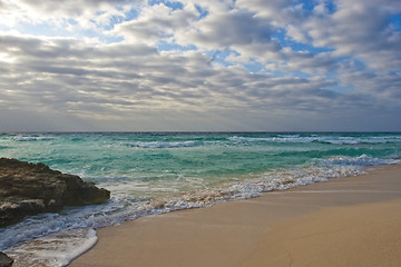 Image showing Viwe og Caribbean sea with morning waves 