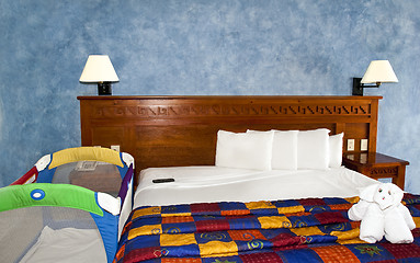 Image showing King size bed with crib in room