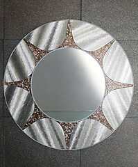 Image showing Round mirror