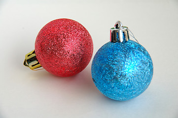 Image showing Red and blue christmas bulbs