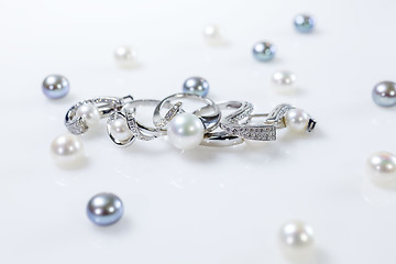 Image showing Rings and earrings with pearls