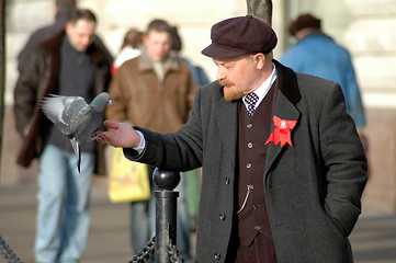 Image showing Lenin and pigeon