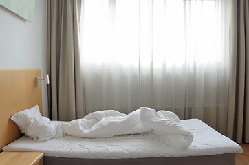 Image showing unfilled bed in motel room