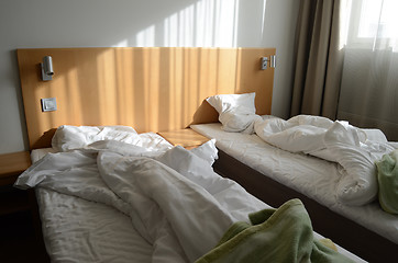 Image showing unfilled bed in motel room