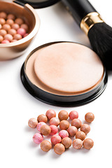 Image showing bronzing pearls and makeup brush