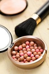 Image showing bronzing pearls and makeup brush