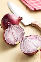 Image showing sliced red onion in kitchen