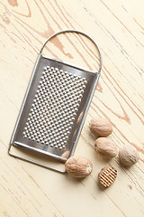 Image showing grind nutmeg with grinder