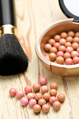 Image showing bronzing pearls and makeup brush