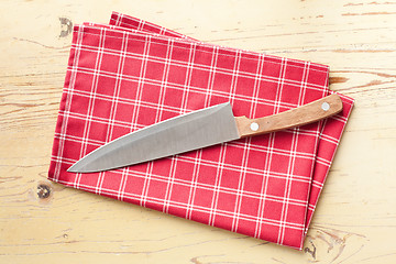 Image showing checkered napkin and knife