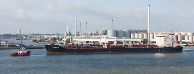 Image showing Two tugboats manoeuvring an oil tanker in the dutch harbor of Ro