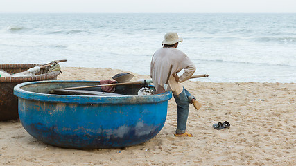 Image showing Unidentified man with Vietnamese fishing boat