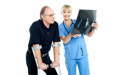 Image showing Surgeon showing x-ray sheet to her patient