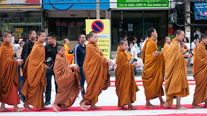 Image showing Mass alms giving in Bangkok, Thailand