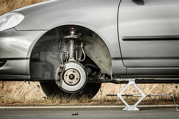 Image showing Car without tire on the road