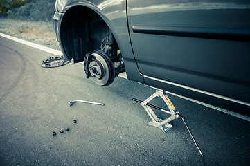 Image showing Car without tire on the road