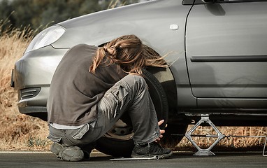 Image showing Young man repairing the car