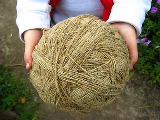 Image showing the clew of flax fiber in hands