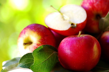 Image showing 	ripe red apples on table